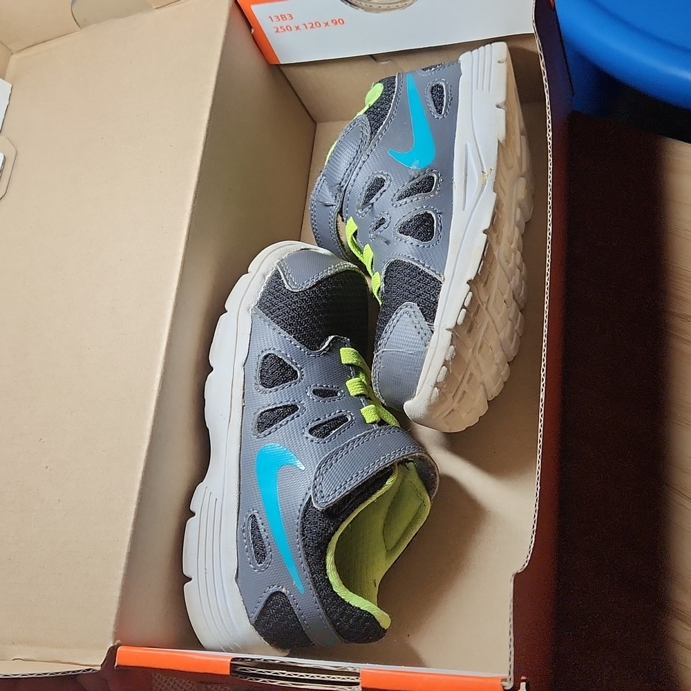 Nike revolution sneakers for toddlers size 7c